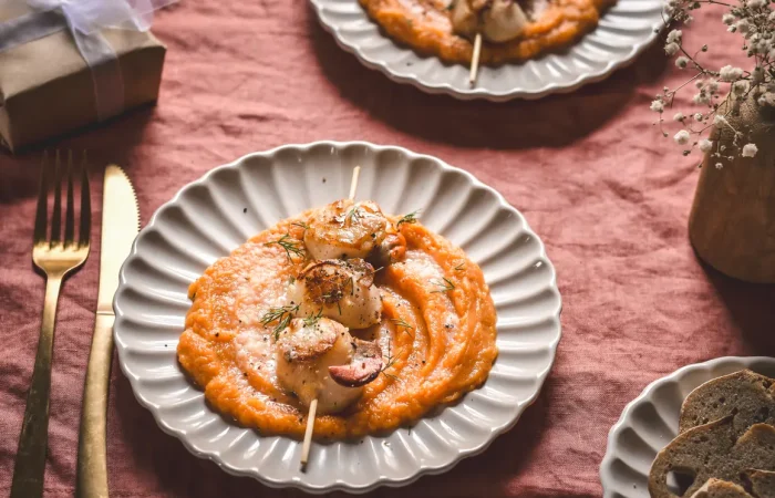 1 Brochettes de noix de St Jacques puree de patates douces sauce citron compressed