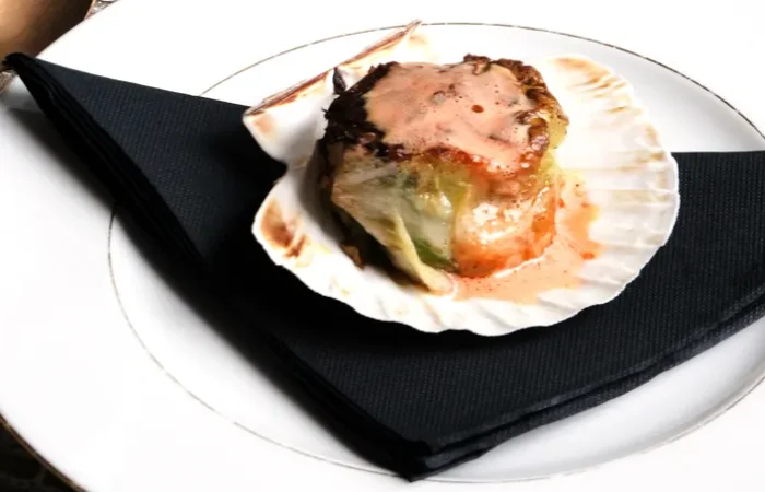 1Petits choux farcis de noix de coquilles Saint Jacques de Normandie espuma de corail 1 compressed e1717580187890