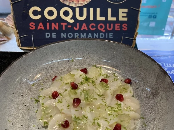 Carpaccio de CSJ gelee de rhum et citron vert compressed